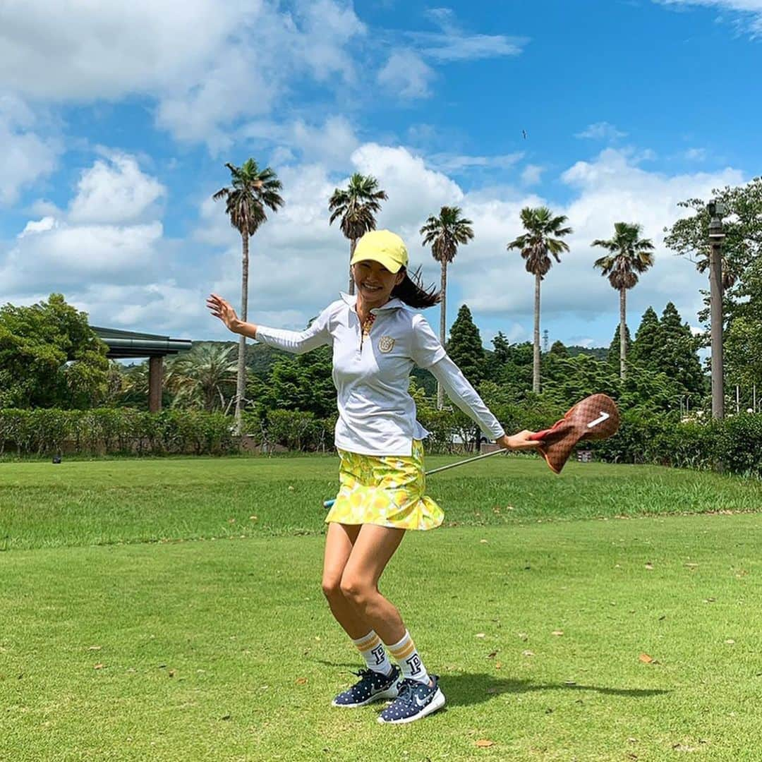 美優さんのインスタグラム写真 - (美優Instagram)「連日ゴルフDay3🏌️‍♀️﻿ ﻿ 雨予報だったのに雨降らず！﻿ 曇って入るけどあっつーーい☀ そして風がびゅんびゅん😳 ️﻿ ﻿ 曇ってたら半袖で出来るかなと思ったけど﻿、日焼けが気になり長袖をイン！﻿ ﻿ ﻿ 3日目はさすがに疲れが出て﻿ 絶好調！とはいかず…﻿ まぁまぁな感じなスコアになりました😂﻿ ﻿ ゴルフにこんなにハマるとは…﻿ こんなにハマった趣味はサーフィン以来かも🤔﻿ ﻿ ﻿ #golf #ゴルフ #ゴルフウェア #ゴルフ女子 #⛳️ #golfwear #enjoygolf #大人の部活 #ゴルフ部 #골프 #골프스윙 #高尔夫 #高尔夫球　#ゴルフコーデ」6月16日 17時06分 - miyu11_20