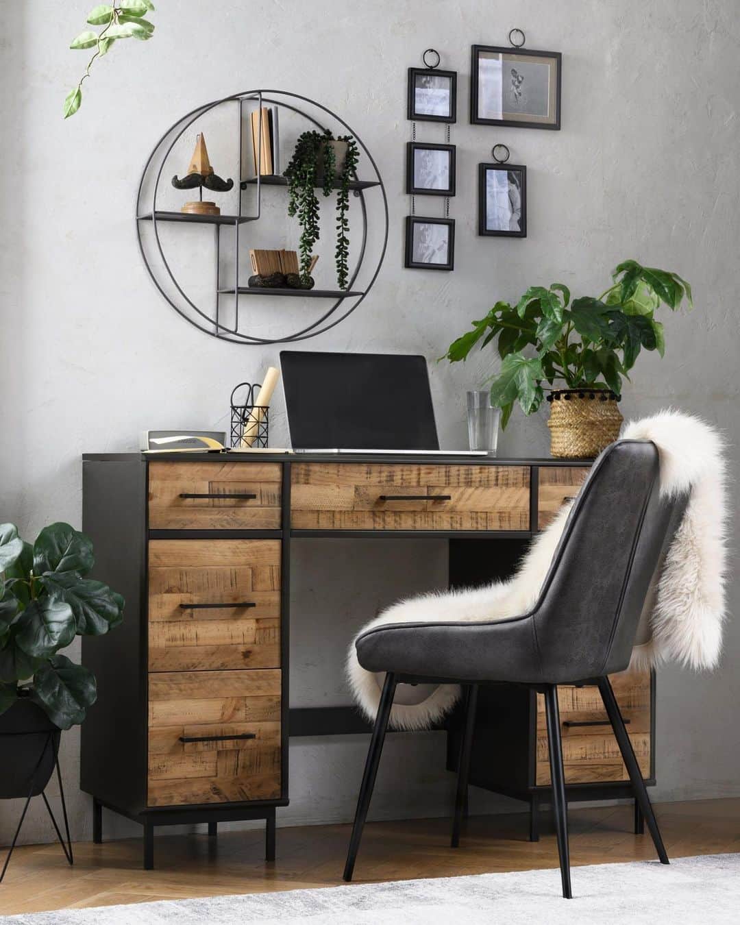 Nextさんのインスタグラム写真 - (NextInstagram)「Working from home? Create an environment that helps you feel comfortable and motivated 💻 Tap to shop 🔎 Salvage Desk: 869-153 Chair: 391-035 Rug: 260-944 Calendar Block: 449-529」6月16日 17時06分 - nextofficial