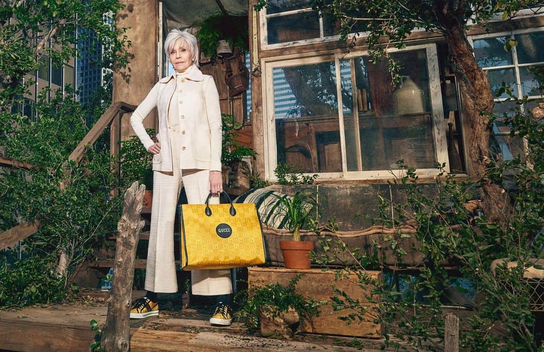 Vogue Australiaさんのインスタグラム写真 - (Vogue AustraliaInstagram)「@janefonda stars in @gucci’s latest global campaign, #GucciOffTheGrid, an initiative to support the house’s commitment to sustainability. Designed by creative director Alessandro Michele and shot here on Fonda by photographer and director Harmony Korine, pieces from this collection use recycled, organic, bio-based and sustainably sourced materials. “The collection is the result of teamwork; everybody brought something to it. And in the campaign, too, there is this idea of dialogue among people building something new,” shares Alessandro Michele. "I imagined that we could build a treehouse in a city centre, all together, like kids playing in the park. Because all of us need to build this house or to find out that our planet exists, even where it seems it’s not there, or it’s far away.” 💚」6月16日 17時07分 - vogueaustralia