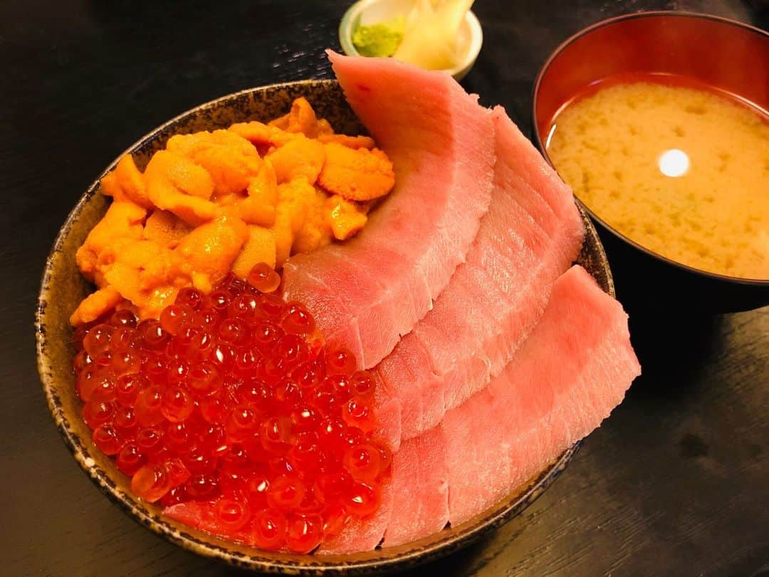 塚田美紀のインスタグラム：「大好きな鮨國 いつもはうにいくら丼だけど たまにはうにいくら中トロ丼  #鮨國 #ウニいくら中トロ丼 #大好き」