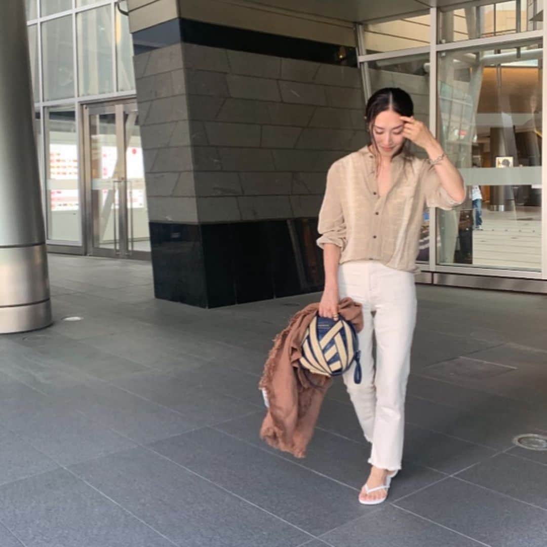 亀恭子のインスタグラム：「@equipmentfr_japan  Patterned shirt . . . サラッとエアリーに着れて、 暑い日差しの下も思いの外❤︎ 何より冷房の効いた室内にも。 . . たまに着る柄シャツ。 コーディネートにリズムがついて 好き。 . . today's… #fashion #ootd #kkstyle #tokyo #kamescloset #shirt  #equipmentfr #pants #yanuk #brecelet silver #hermes #brecelet combination #larire #ring right hand #anthem #ring  left hand #blanciris #stole#asaucemeler #bag #perrin #shoes #tkees #june #sunnyday」