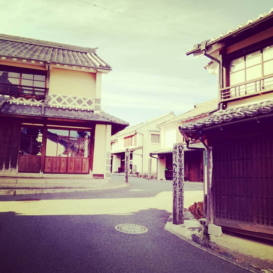 松本隆博のインスタグラム：「。 内子の町屋。古い町並み を歩いてます…路地から 流れる風が心地よいです。 🎼.•*¨*•.•*¨*•.¸¸🎶 落ち着きますねぇ～ のんびりー」