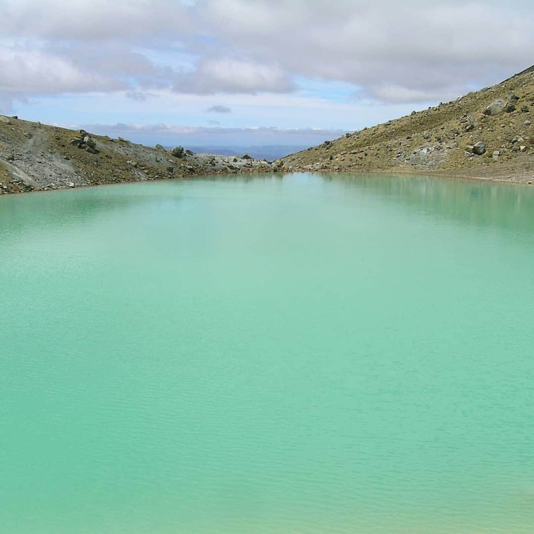 服部彩加さんのインスタグラム写真 - (服部彩加Instagram)「第4弾はニュージーランドの #トンガリロ国立公園 !! ・先住民マオリの聖地とされている ・世界で初めて文化的景観が認められた ・エメラルド色のカルデラ湖✨が美しい ・トレッキングルート(人間が小さい🚶) ・トンガリロ山(標高1968m)の朝と夕方の顔︎︎︎︎☺︎ ・2回ニュージーランドに行ったことがあるけど、国鳥のキウイをまだ見たことがない😱 #世界遺産 #もんの世界遺産 #ニュージーランド #newzealand #WorldHeritageSite #nature」6月16日 17時15分 - saika_hattori0228