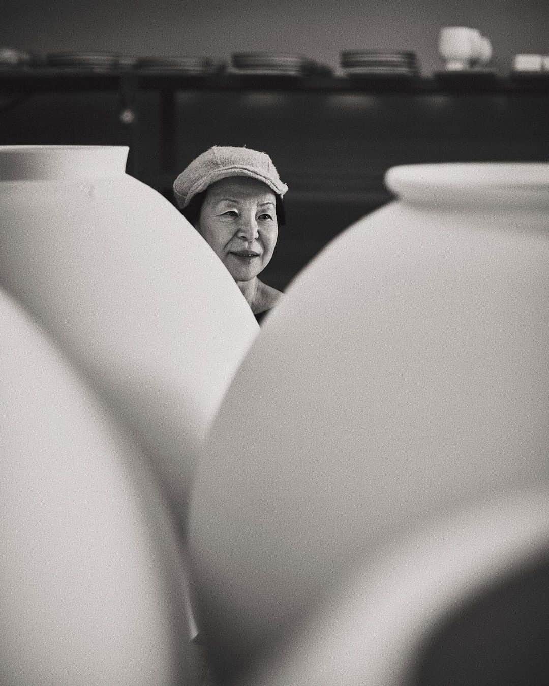 C E R E A Lのインスタグラム：「The jars are highly vulnerable to breakages in the kiln – only about 10 % survive firing – while the luminous, plain white glaze is one of the most difficult to execute. It’s a vocation that demands tremendous resilience and physical fitness. Now in her 70s, Park burns 500 calories a day at the gym, and farms her own vegetables.  Reflections of the Moon. From the archive, Cereal Volume 15, 2018.」