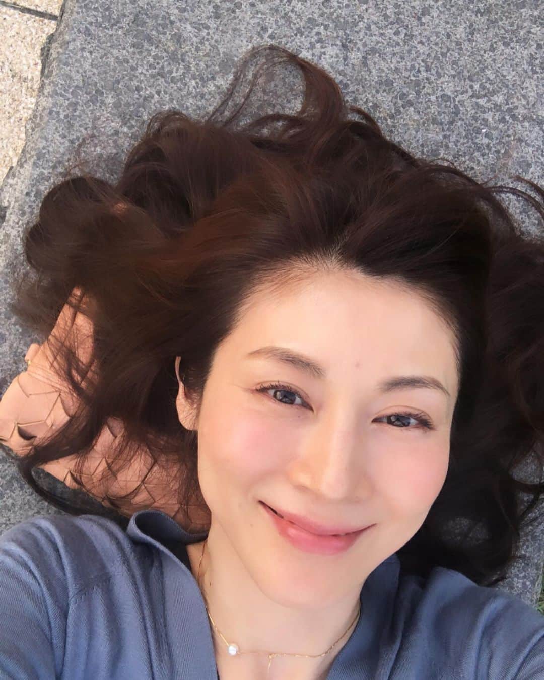 MIHOのインスタグラム：「誰も居ないとこだったので﻿ 空でも見てゴロンとしたら﻿ ﻿ 気持ちよかったーっ﻿ ﻿ お外って気持ちいいねぇ﻿ ﻿ あ！好きな曲かけてみよう﻿ アレヴィのピアノを﻿ なんか満たされた、笑﻿ ﻿ 美しい自然はたくさんあるのに﻿ いつしかマスクを必ずつけて﻿ 近い目線でしか生活してない日々﻿ ﻿ ほんとはソフトクリームとか、アメリカンドックとか、おいしそうなものを歩き食べするのがすごく好きなのになぁ。。。 ﻿車の中で済ませちゃう ﻿ 気づかないうちに外出することに﻿ プレッシャーを感じているのかもね﻿ ﻿ 世界中が混沌としていますが.個々は温かさや優しさに溢れた毎日でありたいなぁ、と☺︎ ﻿ ﻿ ﻿ 東京アラート解除っ﻿ なのになぜか日々の感染者数にヒヤヒヤ模様、笑﻿ ﻿ ﻿ みんな気をつけつつ、ゆるみなく楽しく過ごしていきましょうね﻿ ﻿ ちっちゃい幸せはどこにでも落っこってマス﻿ ﻿ 見つけられるかは私次第﻿ ﻿ 健やかな毎日を... ﻿ ﻿ ﻿ Let us bloom where we are planted.﻿ ﻿ We are going through tough times, but let’s keep our fingers crossed and hope things will get better soon!﻿ ﻿ 27.Allen﻿ ﻿ #27allen﻿ #jewelry ﻿ #accessory ﻿ #tokyo ﻿ #japan﻿ #27 has a meaning﻿ #ideal﻿ #intuition﻿ #hunch﻿ #ヴァンセットアレン ﻿ #ジュエリー﻿ #アクセサリー ﻿ #27 という ﻿ #数字 は ﻿ #理想 や ﻿ #直感 を表します ﻿ #madeinjapan ﻿ #design ﻿ #model﻿ #atelier﻿ #モデル﻿ #みほ﻿ #紫陽花﻿ #６月﻿ #紫陽花は雨が似合う #寝っ転がった顔って何年前の顔だっけ？笑」