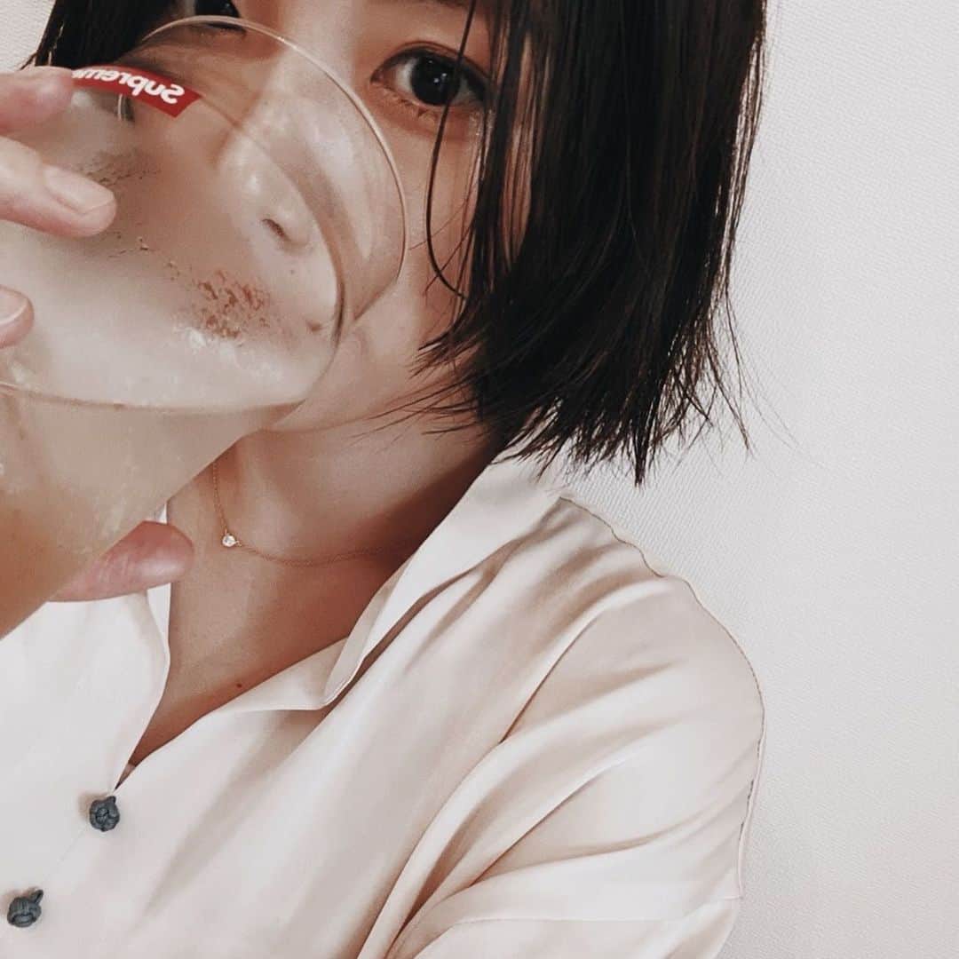 のインスタグラム：「素晴らしい麦茶に出会ってしまったよ、みんな。 . 在来種(ここ超重要ポイントね！)の麦を農薬も肥料も使わずに昔ながらの方法で育てているんだって。 . 見た目は私たちが知っている麦茶とはまったく違う優しいピンク色をしていて、味ももう知ってる麦茶じゃねぇ！ . 一番近いのはコーン茶かなぁ。 今までの麦茶は籾殻の焦げた香りだったのか...。 . ふつふつと麦が煮えたぎっている時の香りは最高にいい。 冷たいのを飲む時期だけど、できたてホヤホヤの温かい麦茶はべらぼうに美味しいからそれでも飲んでみてほしい！！ ほんっっっとに香りがふぁぁぁぁぁんってしてずっと嗅いでいれるくらいホッコリとした優しい麦の匂いがするよ。 . あっという間になくなって追加購入したけど、これは夏はずっと追加購入する感じになる。 . #むかし麦茶」