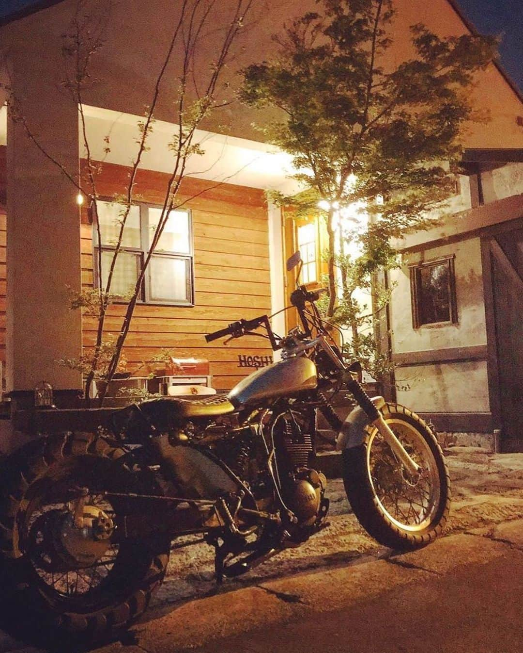 BROOKLYN STYLEさんのインスタグラム写真 - (BROOKLYN STYLEInstagram)「・ ・ バイクガレージ付きの平屋。 夜もまた素敵ですよね＾＾ ・ ・ 他の施工例はこちら💁‍♀️🔍 →【@lasta1015】 ・ ・ ・ lastaのパーツ別施工例はこちら💁‍♀️🔍 →【#lasta外観】 →【#lasta玄関 】 ・ ・ ・ ほぼ毎日instagram更新してます😊✨ 「#キッチン 」や「#リビング 」など、 見たい部分のリクエストも受け付けております〜＾＾ ・ ・ ・ 資料請求・見学会・無料相談会の ご予約は、トップのURLからどうぞ😌 →【@lasta1015】 ・ ・ ・ ↓プロフィール欄からHPに移動できます。 -------------- @lasta1015 -------------- 《施工対応エリア》 #群馬県 #埼玉県 北部 #栃木県 一部 それ以外の地域の方もご相談くださいませ🙇‍♀️」6月16日 17時31分 - lasta1015