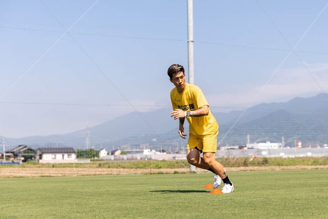 小林祐希さんのインスタグラム写真 - (小林祐希Instagram)「キャンプ6日目。 2部練が続いて疲労は最高潮に達している。 ボールを使った有酸素トレーニング12分を2セットやりました。 気温も30度ぐらいあったので結構キツかった。 #佐賀キャンプ」6月16日 17時32分 - 4yuki.kobayashi