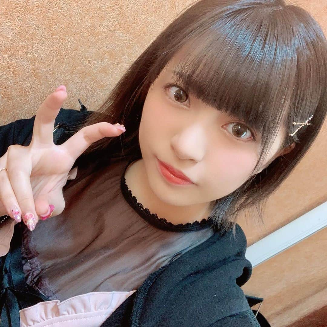 根尾あかりのインスタグラム：「先日店舗さんにお邪魔した時の写真😌 6月26日から6店舗数量限定でサイン入りチェキが手に入るチャンス！です！👀✨」