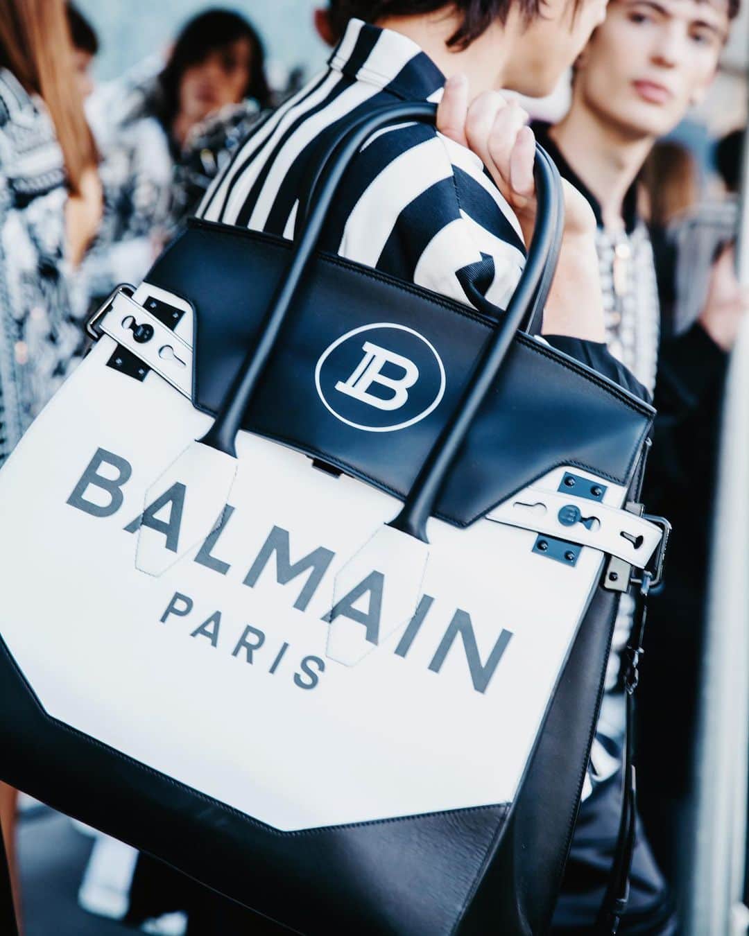 バルマンさんのインスタグラム写真 - (バルマンInstagram)「When 2 become 1... The new #BALMAINBBUZZ monochrome bag comes in a variety of sizes, for both men and women. Dropping in stores and BALMAIN.COM now.」6月16日 17時44分 - balmain