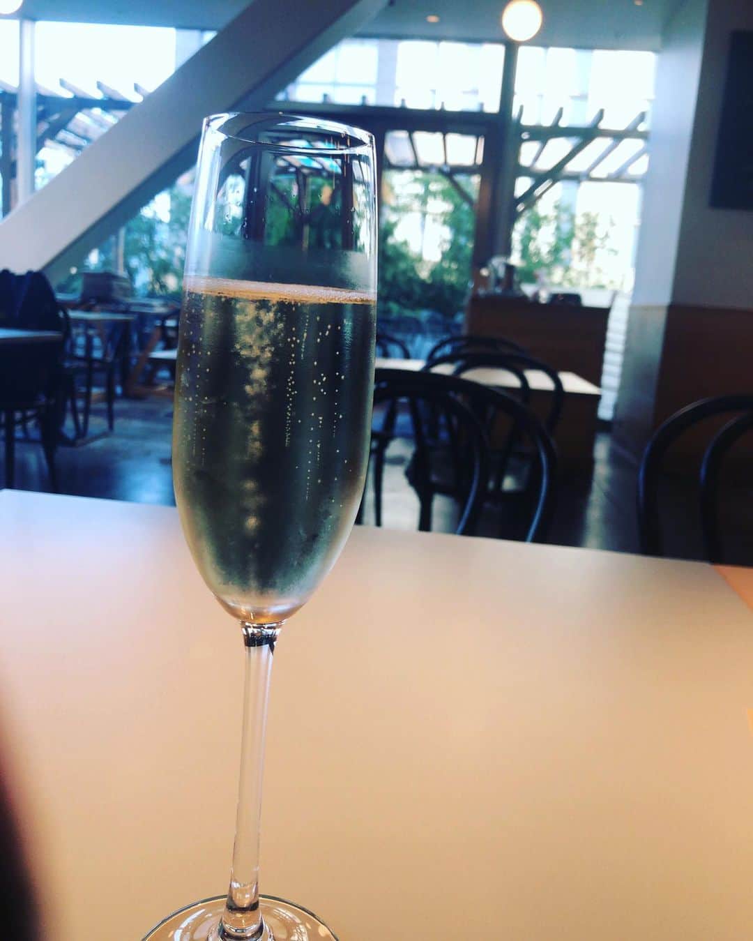 阿部洋子さんのインスタグラム写真 - (阿部洋子Instagram)「🥂🥂🥂 たぶん今日がんばったと思うの。  ハッピーアワーだけど、 コレは フツーの価格だった😝  早くも2杯目😊  あともうちょっとだけいます。 お友だち、近くにいたらｰ!!! #happyhour #champagne」6月16日 17時38分 - hirocoring