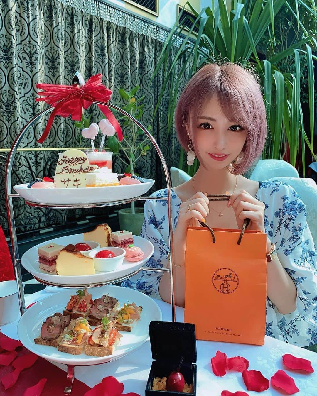 サキ吉さんのインスタグラム写真 - (サキ吉Instagram)「この前またまたお誕生日を祝ってもらっちゃいました🤭💞 ． らんありがとー🥺❤️ とってもセンスのあるお店で✨ らんはコロナ自粛の時もずっとお誕生日のこと気にしててくれたの🥺 優しい😭😭😭💞 沢山お話して楽しかった❤️ 日差しは眩しかったね🤣笑 ． 自粛明けでお誕生日のお祝いが続いて幸せな日々です🥰 ．  #お誕生日 #4月11日生まれ  #いつもありがとう #感謝の気持ち  #アフタヌーンティー #白金台 #ステラート  #stellato  #afternoontea  #birthday  #tokyo #japan  #likeforlikes  #like4likes  #instagood  #instafood」6月16日 17時39分 - sakikichi1201