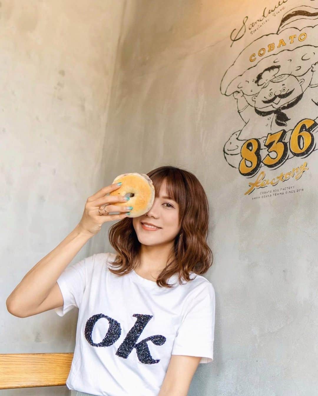 のインスタグラム：「ㅤㅤㅤ  ㅤㅤㅤ べーぐるだいすき🥯 Tシャツのロゴは突っ込まんといて🐒  ㅤㅤㅤ かぺ巡りの夏にしよ☕️🥀 海BBQプールも今年はできるんかなしたいナァ💭🌺🍉 ㅤㅤㅤ  ㅤㅤㅤ  ㅤㅤㅤ  #cobatopan #cobato836 #コバトパン #ベーグル  大阪cafe #bagles #天満橋カフェ #一眼レフ #一眼レフカメラ #一眼レフのある生活 #ファインダー越しのわたしの世界 カフェデート #ザラジョ  #summerfashion #ウェーブ巻き #白t #白tシャツ #白Tコーデ #ポートレート #ミディアムヘア #彼氏目線 #カフェ巡り #大阪カフェ #大阪カフェ巡り #大阪カフェ部 #プリーツスカート #サテンスカート #ピスタチオカラー #pistachio イル #ring #rings #genic_mag」