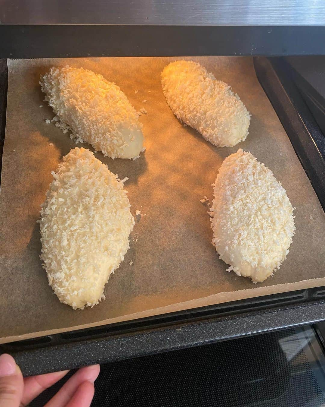 坂元美香さんのインスタグラム写真 - (坂元美香Instagram)「今日のおやつは カレーパンを作りました。 . カレーライスは苦手だけど カレーパンは大好き😘 . カレーを作らない我が家は 残り物のカレーなんてないので、 カレーは、お取り寄せして冷凍してある @minamiazabuclubhouse の39カレーをアレンジ。 牛すじカレーなのに1食390円なの。 パン生地をホームベーカリーでこねてる間 39カレーを水溶き片栗粉で硬くして冷まし パン生地でカレーを包んだら パン粉つけて二次発酵してから サクッと揚げました。 . やっぱカレーパンといえば チーズ入りが一番好きなんです。 . 揚げたて熱々のカリカリをちぎると とろけるチーズ登場🤩 スワイプして動画みてね〜！ . おいしかったぁ🤤 . #Cafe坂元 #おうちカフェ #手作りおやつ #カレーパン #揚げカレーパン #手作りカレーパン #南麻布クラブハウス　 #39アレンジ #39カレー #坂元ごはん」6月16日 17時53分 - mika_saka