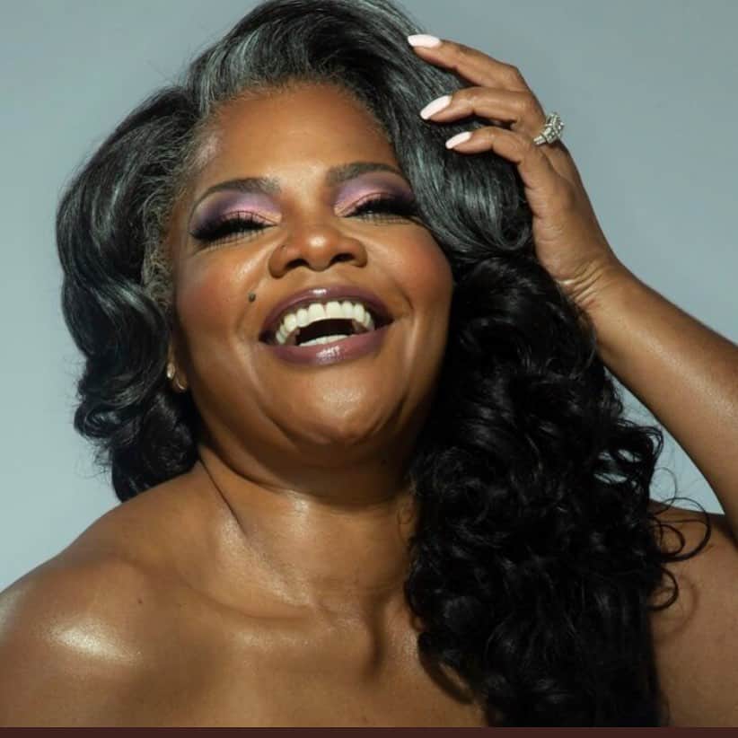 キャシー・グリフィンのインスタグラム：「I want to coproduce & cohost an issues based big topic talk show with @therealmoworldwide She got a raw deal from Hollywood. She’s an ACADEMY AWARD winner & funny as hell. Y’know, we won’t be holding back. Thoughts?」