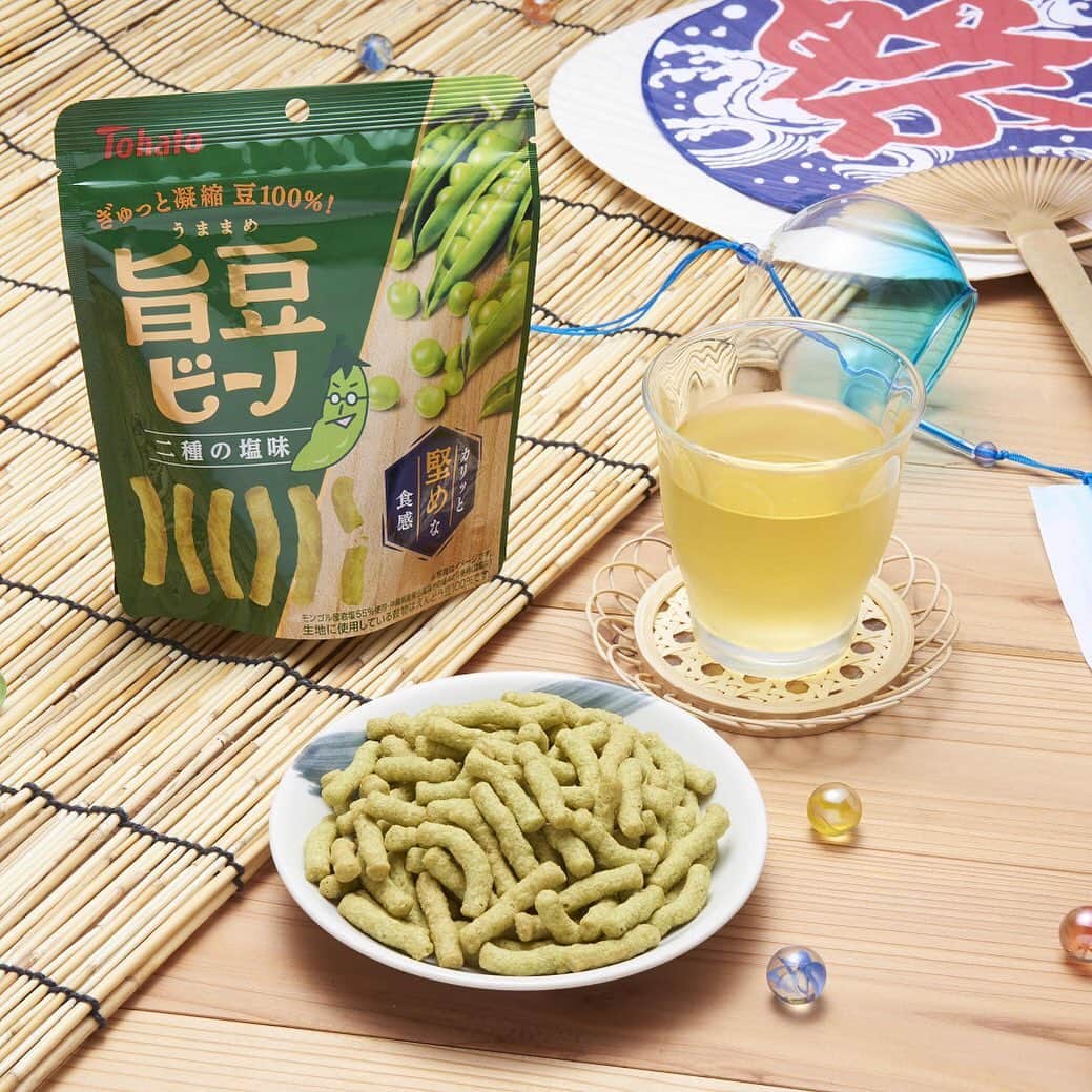 のインスタグラム：「. 「旨豆ビーノ・二種の塩味」が新登場！🌟 . スナック生地に砕いたえんどう豆を100%使用して豆のおいしさをギュッと凝縮‼️ひとくちサイズでカリッと堅い食感のえんどう豆スナックです🌿 . "モンゴル産岩塩"と"沖縄県産美ら海育ちの塩"の二種の塩を使用して豆の味わいをひきたてました✌🏻✨ . 保存に便利なチャック付きパッケージなので、少しお腹が空いた時にピッタリ🤤. お仕事の合間や流行りのリモート飲み会のお供にもおすすめです💗 . 6月15日コンビニ先行発売(一般ルート6月22日発売) . #東ハト#tohato#旨豆ビーノ#うままめ#ビーノ#えんどう豆#100パーセント#塩#モンゴル産岩塩#沖縄県産美ら海育ちの塩#夏#ひとくちサイズ#堅め#食感#おすすめ#スナック#snack#おいしい#おやつ#おうちおやつ#おつまみ#ビール#リモート飲み会#デスクワーク#ティータイム#お茶会#緑茶#チャック付き#パッケージ#便利」