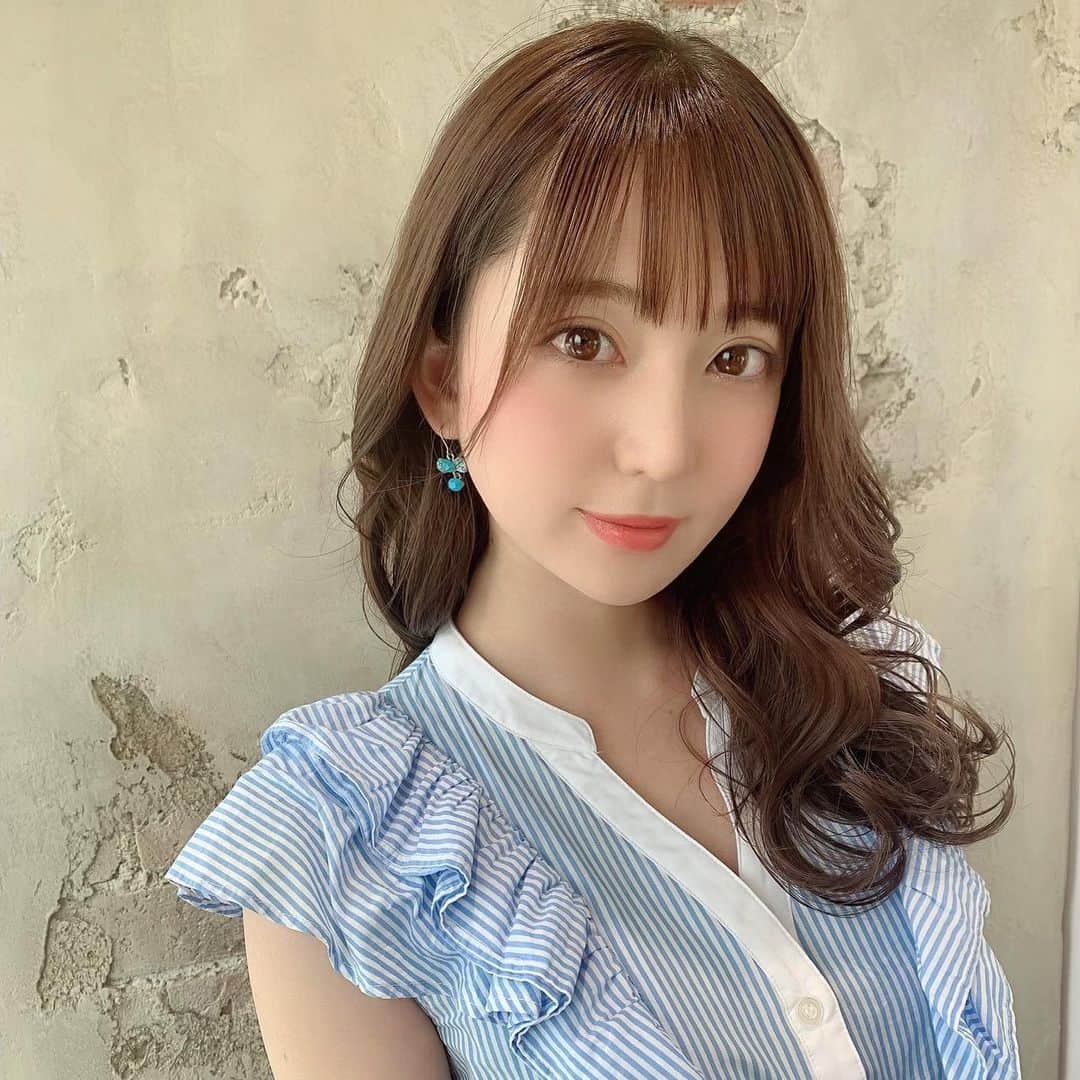 堀尾実咲のインスタグラム：「‪new hair color ❤︎‬ ・  @afloat_ruvua_color にてカラーカットトリートメントしていただきました✂︎ ・ ・ 今回のカラーはミルクティグレージュ☕️🤎 お肌が綺麗に見えるカラーでとっても気に入った☺️ ・ それから自粛期間中に髪がだいぶ伸びたのでカットもがっつりしてもらったよお🐥 今回はモロッカントリートメントでケアもしてもらってサラッサラになた☺️ ・ ・ 担当は古川さん (@chanshin1103 )です🦉・ 久しぶり過ぎる美容院だったけど髪綺麗してもらえると気持ちいいねっ✨ もちろんコロナ対策もしっかりしてくれているようなので安心です😌✨ ・ ・ #美容院 #afloat #ヘアカラー #ミルクティグレージュ #ミルクティ #グレージュ #milktea #grayge #トリートメント #モロッカントリートメント #新宿」