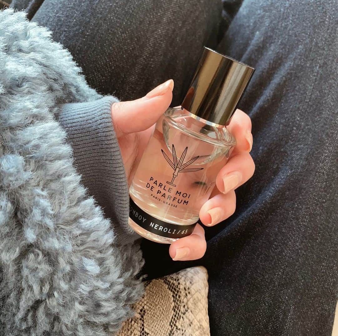 野村明日香のインスタグラム：「﻿ ﻿ 【　PARLE MOI DE PARFUM 】﻿ パルル モア ドゥ パルファム﻿ ﻿ 大好きでめっちゃ好きな香り﻿ もっと店舗増えてほしいなあ🌴﻿ （これもう半年ぐらい前だし増えてたりして）﻿ ﻿ ありがとうございます🌈🌈﻿ ﻿ 冬に撮った写真だからモコモコ（笑）﻿ ﻿ ﻿ #parlemoideparfum #パルルモアドゥパルファム #パリ #トムボーイネロリ #ネロリ #パルファム #香水」