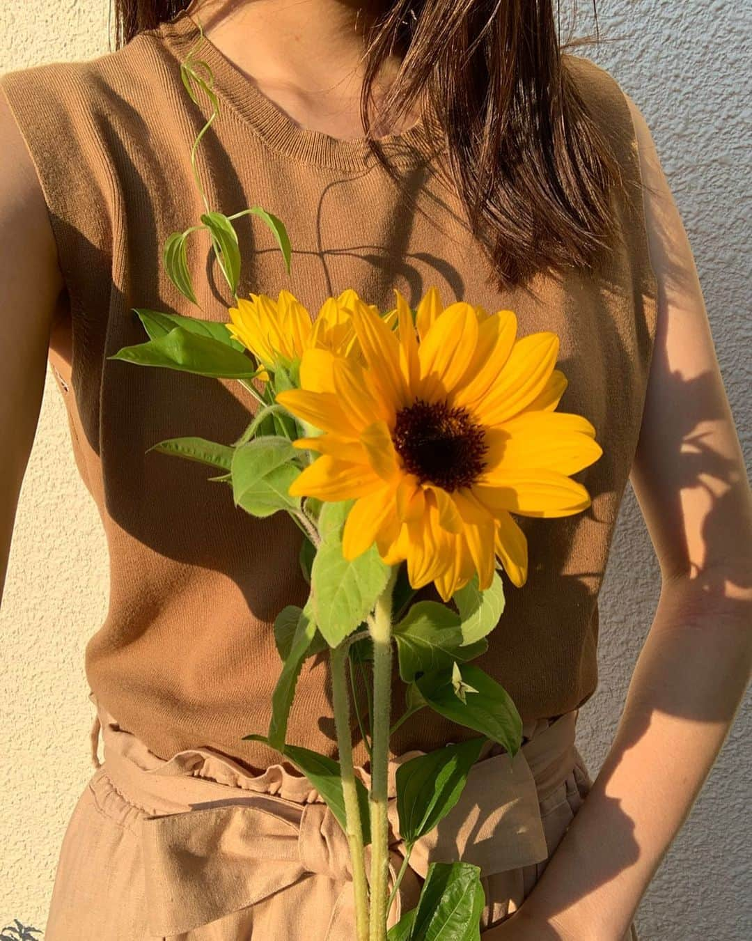 濱田よりかさんのインスタグラム写真 - (濱田よりかInstagram)「🌻🧡 . 今日3回出会えたから買ってしまった🌻❤︎ . なんとなく なんだけど、目があった向日葵を選んだよ☺️ . . . #いいことが起こりますように」6月16日 17時57分 - yorika_hamada