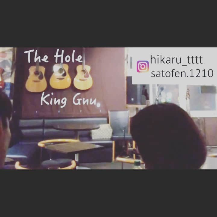 宇山賢のインスタグラム：「先週のMステでThe Holeを拝見したので 以前の動画を引きずり出してきました。 マイクが背中にあるのにしっかり響く 声量オバケの @hikaru_tttt さんと。 Twitterには1番通してアップします。 ↑プロフィールにID載せてます。 音楽活動再開したいな。。。 これからも暖かい目で見てやってください🙃  #kinggnu  #きんぐぬー  #thehole #デュオ  #セッション #ギター #歌っていただいた #演奏してみた #弾いてみた  #フェンシング #声量 #音楽  #kinggnu好きな人と繋がりたい #井口理  #常田大希  #新井和輝  #勢喜遊 #instagood  #follow」