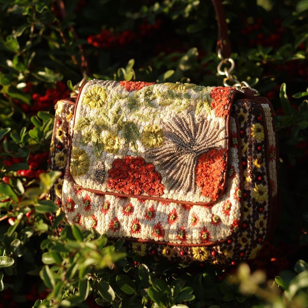 ジャマンピュエッシュのインスタグラム：「Typically Provencal motifs decorate the Verdon bag to reveal dreams of beautiful summer days in the countryside. Discover our sales up to 50% off.」