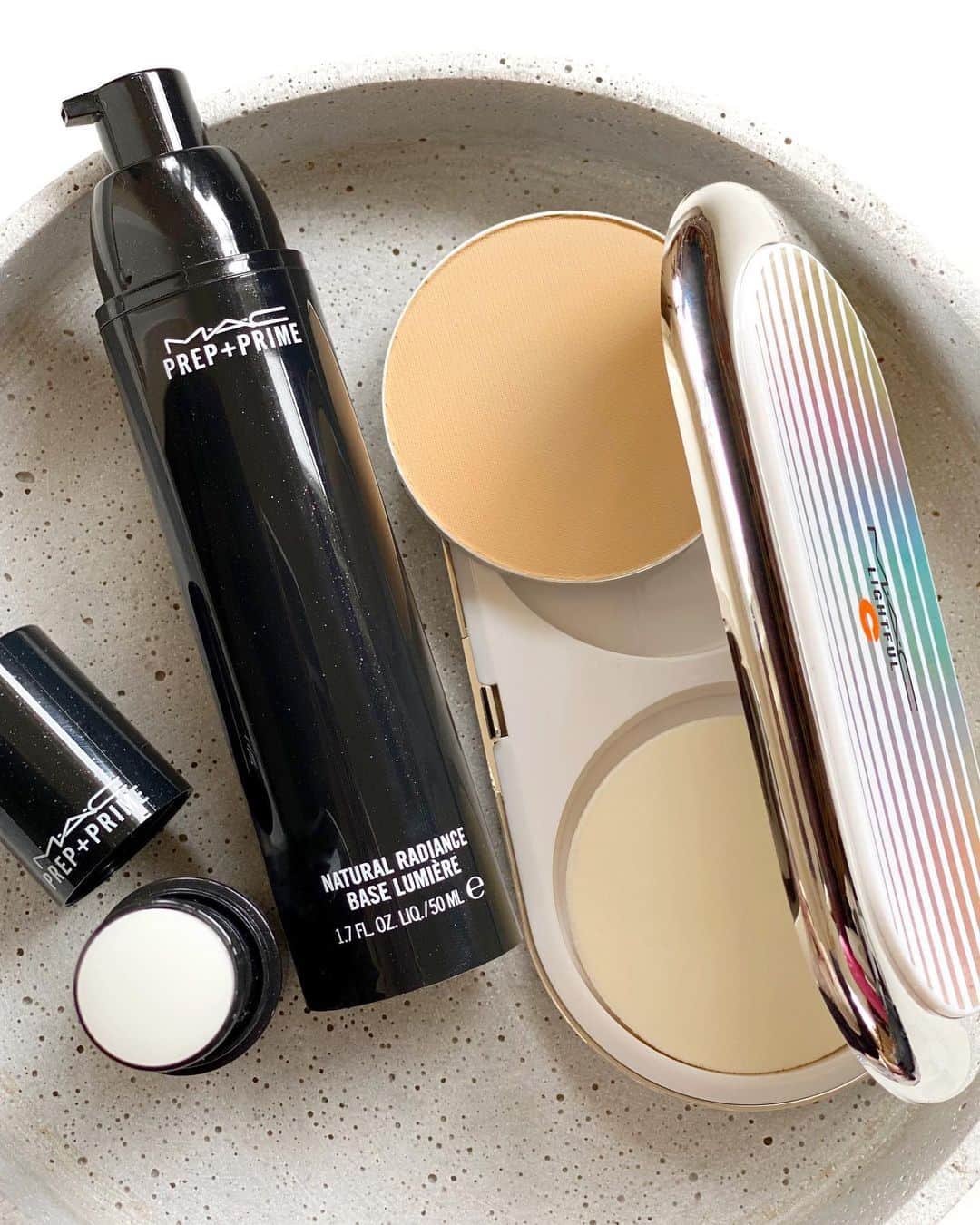 M∙A∙C Cosmetics Japanのインスタグラム：「下地とファンデーションのベストコンビを見つけて、印象をがらりとチェンジ✨ ㅤ 【キュートなマシュマロ肌】気分の日は、 毛穴カバーに長けた下地をベースに仕込んで。仕上げのパウダーファンデーションでふわふわしたマシュマロ肌に💭空気も一緒にまとうようにのせるのがポイント👆 ㅤ ㅤ 【公式オンラインショップ限定特典】 ☑︎6月25日(木) 23:59まで全品送料無料！ ☑︎初回ご購入のお客様へ10% OFFクーポンをプレゼント（クーポンコードwelcome） ㅤ #MACCosmeticsJapan #MACCosmetics #MAC #MACコスメ #マックコスメ #コスメ #メイク #美容 #化粧品 #デパコス #コスメ部 #コスメマニア #コスメ好き #コスメ好きさんと繋がりたい #メイク好きな人と繋がりたい#夏メイク #夏コスメ #メイク下地 #パウダーファンデーション #パウダーファンデ #ツヤ肌 #透明感 #マシュマロ肌 #毛穴 #お気に入りコスメ」