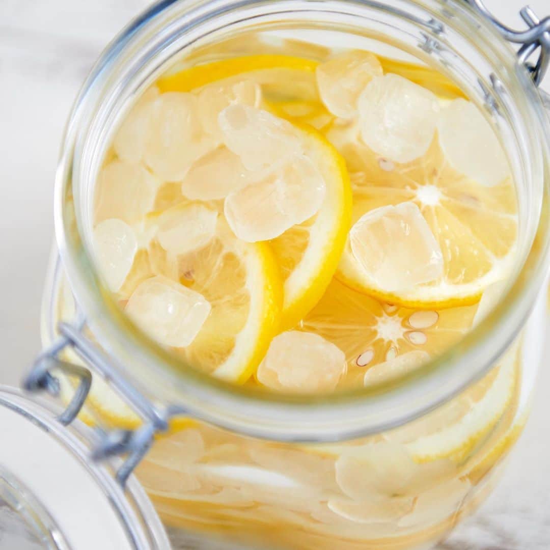 デュウ／DEW officialのインスタグラム：「🍋 一年で一番昼間が長いこの季節。 #レモンシロップ を漬けて、夏バテ予防。 ＊ 作り方はとっても簡単。 スライスしたレモンと氷砂糖を交互に入れるだけ。 レモンに含まれるクエン酸は、 疲労回復や食欲増進に働きかけると言われています。 ＊ 日がたつにつれて、じゅわっと溶け出すシロップを #レモンスカッシュ や #レモンティーにアレンジ。 ＊ さわやかなアレンジアイディアで、 今年の暑さも愉しめそう♪ ＊ #おうち時間 #おこもり美容 #stayhome ＊ @dew_official_jp ＊ #カネボウdew #美しむ #dewで美しむ ＊ #レモン #簡単おやつ #氷砂糖 #クエン酸 #グラス #瓶 #コップ #季節の手仕事 #夏バテ #夏バテ予防 #夏バテ対策 #夏バテ知らず #夏至 #梅雨 #初夏  #丁寧な暮らし #暮らしの記録 #季節を楽しむ #暮らしを愉しむ #暮らしを楽しむ #日々の暮らし」