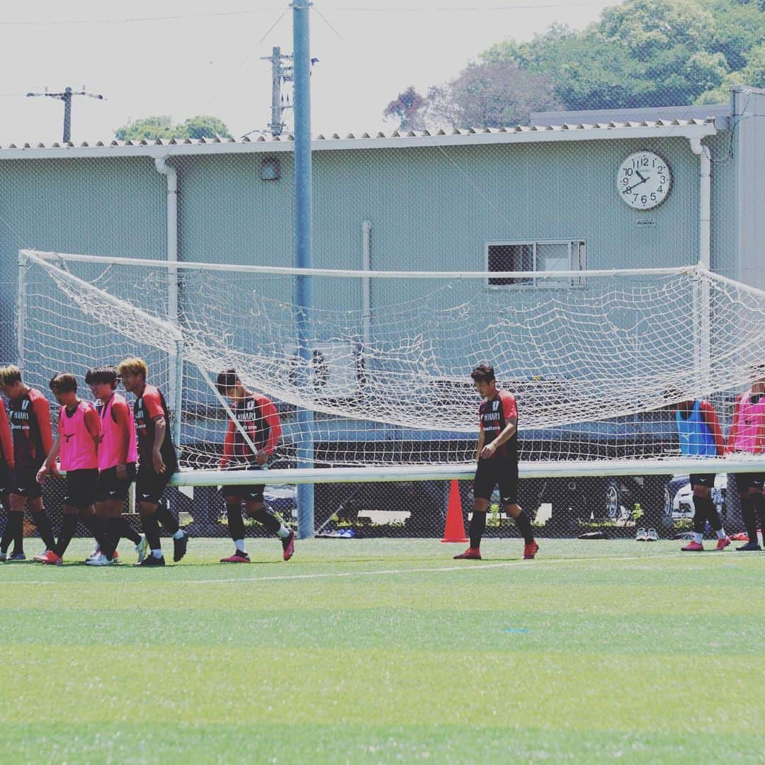 愛媛FCさんのインスタグラム写真 - (愛媛FCInstagram)「today's training 💪  #清川流石 #森谷賢太郎 #岡本昌弘 #加藤大智 #前野貴徳 #横谷繁 #丹羽詩温 #山瀬功治 #田森大己 #茂木力也 #西田剛 #ゴールを運ぶ #ゴールをかく #一番軽い所 #田中裕人 #トレーニング終了直後のベテランと若手 #座り込み岡本昌弘 #靴ひも結ぶ加藤大智」6月16日 18時00分 - ehimefc12