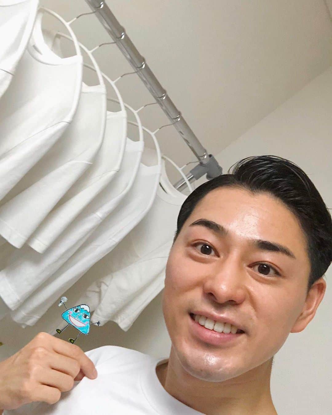 フジテレビアナウンサーのインスタグラム：「石本さんご指名ありがとうございます😊ベランピング😲⛺️初めて聞きました！とっても気持ち良さそうです〜！٩( 'ω' )و  さて、私は月曜〜金曜日まで毎日スーツを着ていますが、プライベートでは去年の夏から「白Tシャツ」がマイブームになっています。  以降、季節問わず、ほぼ毎日着用しています！😳（本音は毎日の服を決めるのが億劫なだけです、、、😭笑）  ファストファッションの白Tシャツ、白Tシャツ専門店にて購入した白Tシャツ、クラウドファンディングのお礼としてガーナ🇬🇭の人たちが作った白Tシャツなど、数えたら10枚ほどありました。同じように見えますが、全て違うのです！！！😂 とはいっても、会社に来てすぐ着替えてしまうので、見た人はレア！？かもしれません😎  ちなみに、最近のカイちゃんは暑さ対策で首にひんやりクールな保冷剤を巻いたり、ヨガマットにお座りしたりしています！🐕 次は、大学の先輩でもあります、川野アナにお繋ぎいたします！  #フジアナむすび #フジテレビアナウンサー #木村拓也 #白Tシャツ」