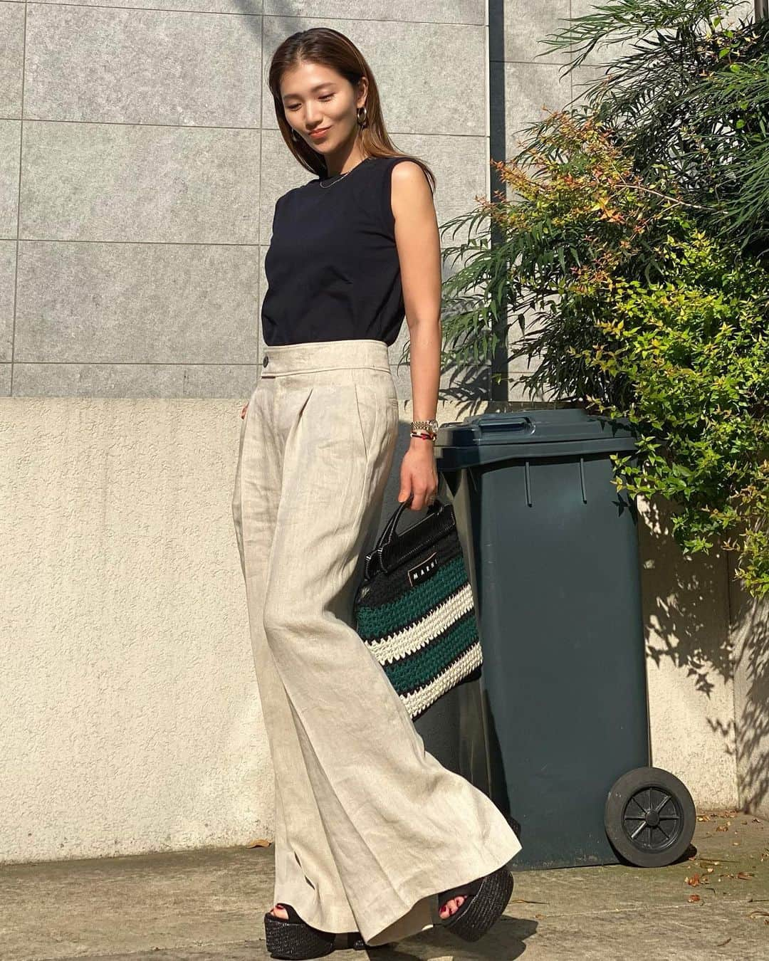 上原歩さんのインスタグラム写真 - (上原歩Instagram)「眩しくて目を開けるの必死の真顔🌞 夏はリネンが着たくなる 裾のスリットもかわいいの たまには厚底サンダルで背筋しゅっと🌼  tops : hanes_japan × biotop_official  bottom : adore shoes : schutz bag : marni」6月16日 18時00分 - ayumiuehara