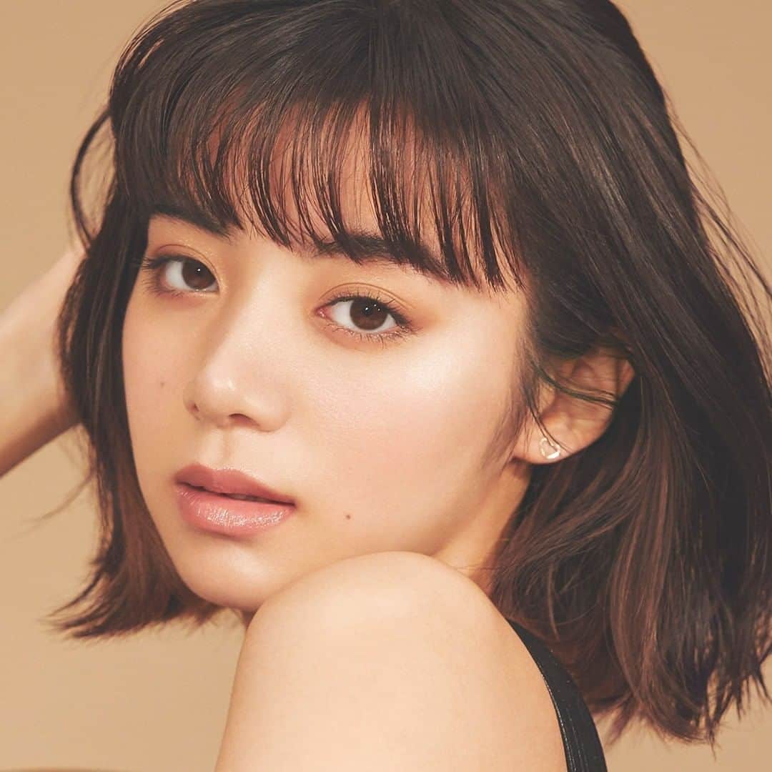 マキアージュのインスタグラム：「・⠀ 試してみて！⠀ ポンポンのせるだけでピタっと密着。 ⠀ ⠀ やわらかいジェリーがピタッとつややかにカバーするから、⠀ まるで「キレイな素肌」がつづく。⠀ ⠀ さらに、360°美肌パウダーで⠀ カバー力と透明感がアップ✨⠀ 360°どこから見ても美肌に仕上げます。⠀ ⠀ -⠀ #ドラマティックジェリーコンパクト⠀ -⠀」