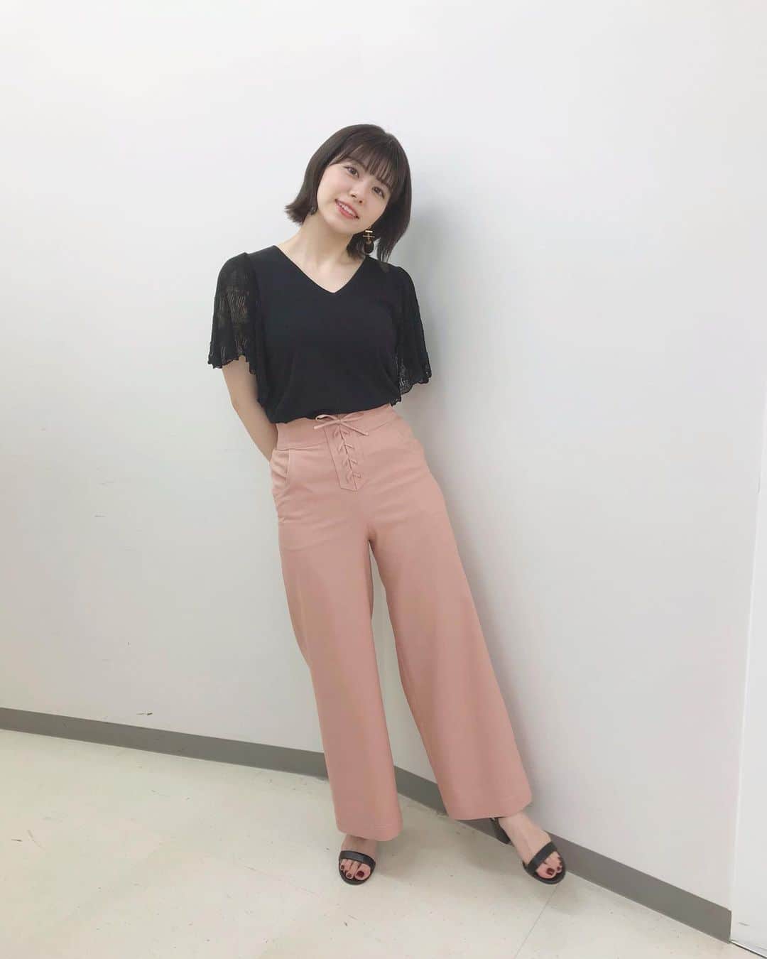 のインスタグラム：「. 今夜21:00〜東京MX バラいろダンディ 22:00〜DHCTV ニュース女子 出演します🌸 アプリ、YouTubeでもご覧いただけます☺️ . ニュース女子は2回目の出演でしたが、 前回よりも沢山お話しを伺えました✨ . tops&pants @willselection_official . #パンツ衣装久しぶり #腕がむちむち #最近二の腕筋トレ始めました」