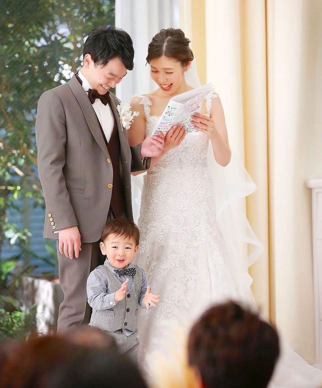 のインスタグラム：「@farny_weddingをフォローして #プラコレ #farnyレポ を付けて投稿してくださいね♥ . :-: :-: :-: :-: :-: :-: :-: :-: :-: 本日紹介したいウェディングフォトは・・・ @hs_wd29さん♡ . 【#パパママ婚 】 大好きな息子さんに 夫婦の誓いの言葉を言っている時に、 ずっと間で拍手していたという 愛らしいエピソードが✨ 人前式ならではの素敵な演出です◎ . 💒:#クレヴェット名古屋 :-: :-: :-: :-: :-: :-: :-: :-: :-: . \\花嫁ライター募集中// @farny_wedding の DMより”Farny 花嫁ライター希望”とお送りくださいね◎ 担当者から折り返しご連絡さしあげます⁂ . \\花嫁アプリ // プロのアドバイザーに結婚式の相談を何度でも♡ ウェディングドレスの記事や、 自分のウェディングレポを残せちゃう♡” . ＞＞＞TOPのURLからcheck ⋈ @placolewedding ＞＞＞結婚のご相談は プラコレウェディングアドバイザーへ♡ @wedding_adviser ＞＞＞ウェディングレポを残したいなら、 farny by プラコレをcheck ✎ @farny_wedding ＞＞＞ウェディングアイテム＆DIYは farnyアイテムをcheck ❁ @farny_wd.item . ┈┈┈┈┈┈┈┈┈┈┈┈┈┈┈┈┈┈┈ #プレ花嫁 #卒花嫁 #結婚準備 #結婚式 #結婚式場 #当日レポ #撮影指示書 #weddingtbt #weddingdress #ウェディングドレス #運命の一着 #ウェディングフォト #ブライダルフェア #卒花しました #farnyレポ #前撮り  #2020夏婚 #2020春婚 #2020秋婚 #2020冬婚 #挙式 #令和花嫁 #全国のプレ花嫁さんと繋がりたい #愛知花嫁 #東海花嫁 #名古屋花嫁 #人前式」
