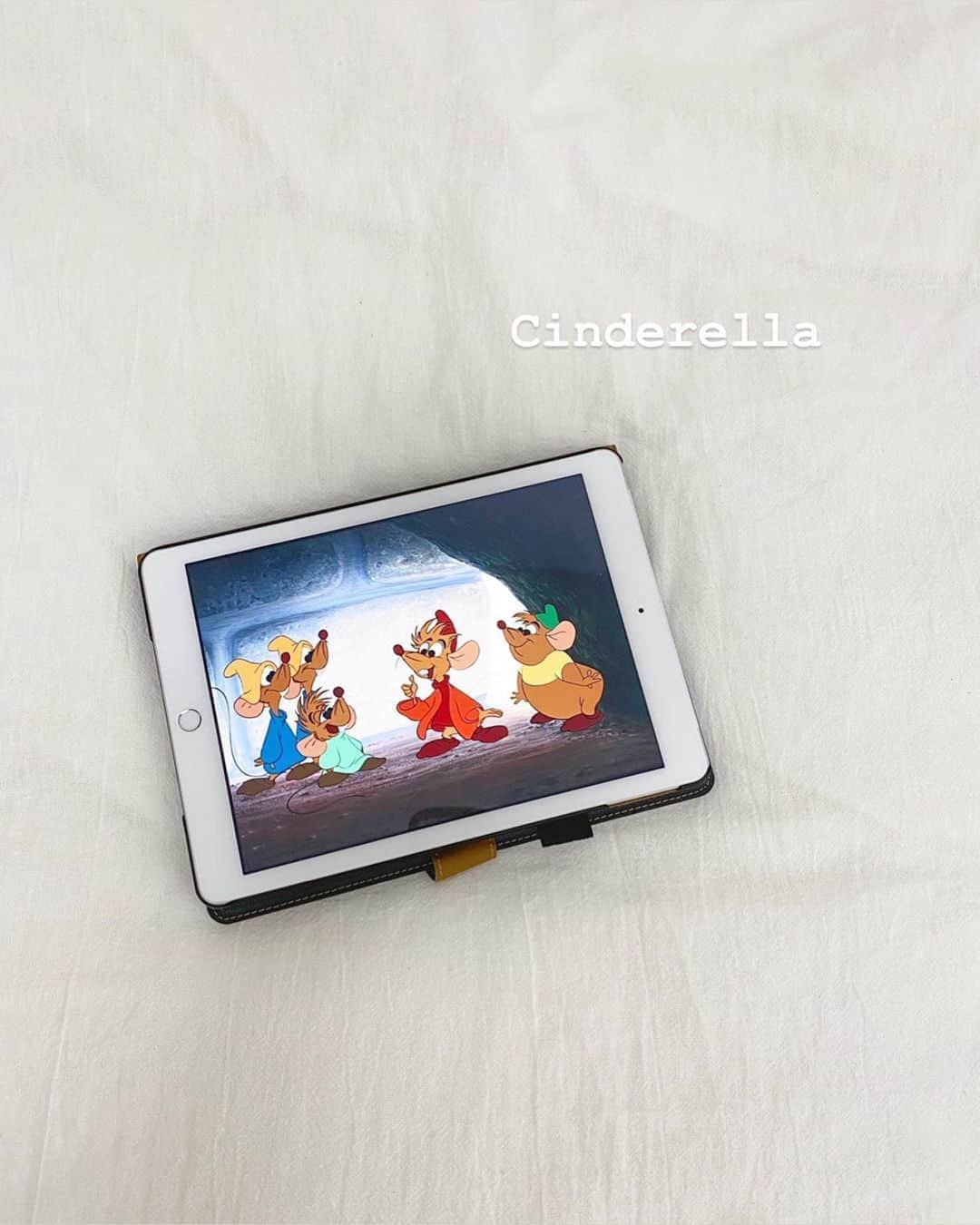 田辺美月さんのインスタグラム写真 - (田辺美月Instagram)「﻿ おうち時間☺️✌🏻﻿ ﻿ #Cinderella #Disney﻿ #シンデレラ　#ディズニー﻿」6月16日 18時06分 - mizuki_tanabe0102