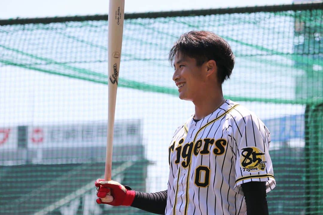 阪神タイガースさんのインスタグラム写真 - (阪神タイガースInstagram)「今日の全体練習中の様子です！ #大山悠輔 選手 #糸井嘉男 選手 #木浪聖也 選手 #藤川球児 選手  #ジョンエドワーズ 選手 この後通訳さんにミミズを見せて驚かせてました^ ^ #北條史也 選手  #髪の色変わってました  #阪神タイガース #its勝笑timeオレがヤル」6月16日 18時19分 - hanshintigers_official