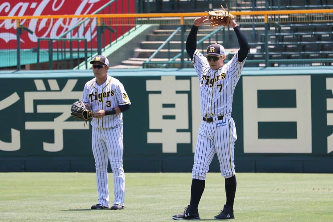 阪神タイガースさんのインスタグラム写真 - (阪神タイガースInstagram)「今日の全体練習中の様子です！ #大山悠輔 選手 #糸井嘉男 選手 #木浪聖也 選手 #藤川球児 選手  #ジョンエドワーズ 選手 この後通訳さんにミミズを見せて驚かせてました^ ^ #北條史也 選手  #髪の色変わってました  #阪神タイガース #its勝笑timeオレがヤル」6月16日 18時19分 - hanshintigers_official