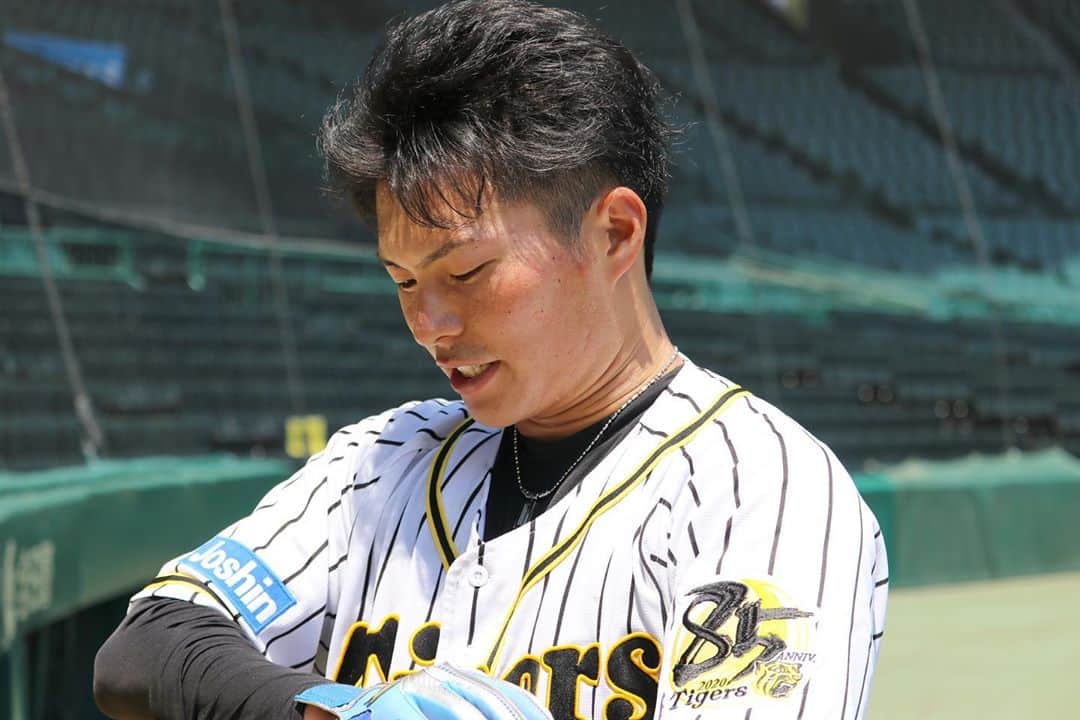 阪神タイガースさんのインスタグラム写真 - (阪神タイガースInstagram)「今日の全体練習中の様子です！ #大山悠輔 選手 #糸井嘉男 選手 #木浪聖也 選手 #藤川球児 選手  #ジョンエドワーズ 選手 この後通訳さんにミミズを見せて驚かせてました^ ^ #北條史也 選手  #髪の色変わってました  #阪神タイガース #its勝笑timeオレがヤル」6月16日 18時19分 - hanshintigers_official