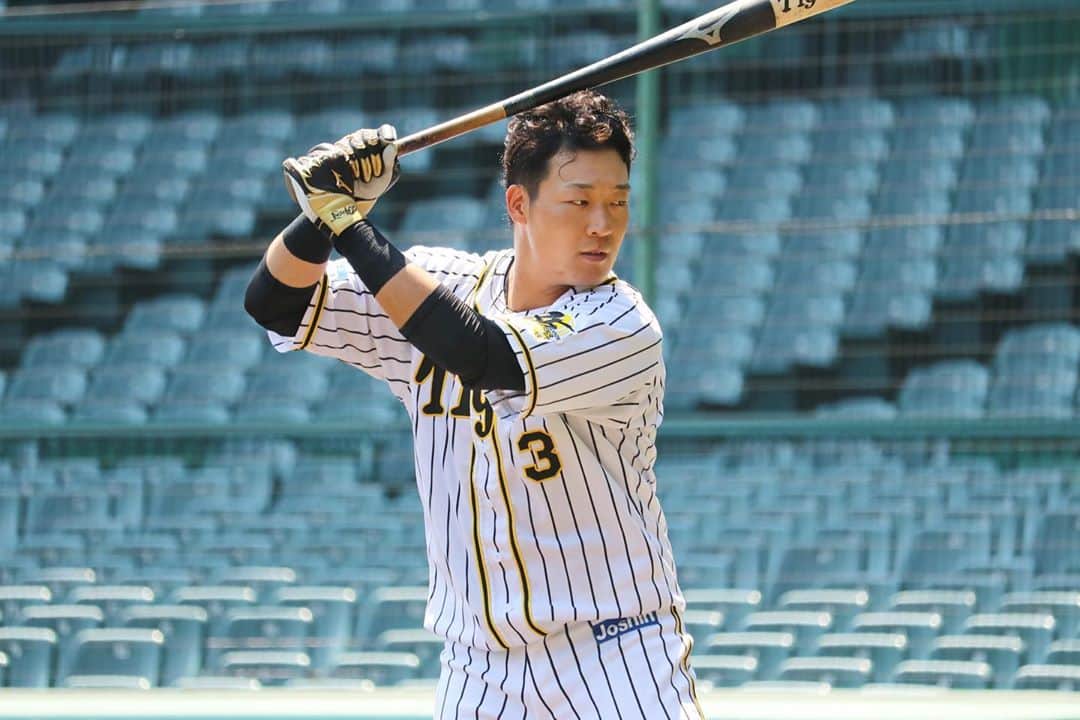 阪神タイガースさんのインスタグラム写真 - (阪神タイガースInstagram)「今日の全体練習中の様子です！ #大山悠輔 選手 #糸井嘉男 選手 #木浪聖也 選手 #藤川球児 選手  #ジョンエドワーズ 選手 この後通訳さんにミミズを見せて驚かせてました^ ^ #北條史也 選手  #髪の色変わってました  #阪神タイガース #its勝笑timeオレがヤル」6月16日 18時19分 - hanshintigers_official