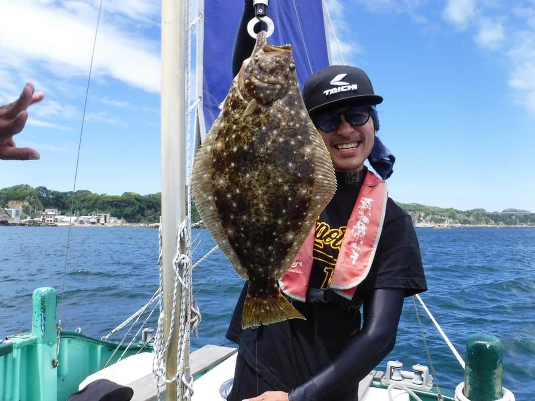 斉藤祥太のインスタグラム：「海は色々遊べて 最高だなぁ〜 釣りハマってる〜🎣 先日初ヒラメ リベンジ成功♪ #早朝出発 #三浦半島 #船釣り#泳がせ #ヒラメ#カサゴ#コチ #凄いひきで大物かと思ったらサメ #🦈 #冷めた #いやアオザメた #斉藤祥太」