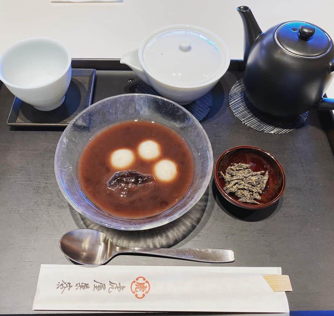 日髙のり子のインスタグラム：「＊＊＊﻿ 本日のおやつ。﻿ 赤坂の虎屋さんで冷やし汁粉です。﻿ 冬に温かいお汁粉は頂くけれど、﻿ 夏はかき氷に行ってしまうので初めての冷やし汁粉です☺️﻿ ﻿ もちもちの白玉とつぶあん、真ん中に氷がひとつ入っていました。﻿ 冷んやりしたお汁粉のお供は、温かい煎茶🍵﻿ お白湯はおかわりができます！﻿ お口直しの塩昆布がまた美味しい💓﻿ ﻿ 仕事の前のひととき。﻿ エネルギーチャージOK❣️ᕦ(ò_óˇ)ᕤ﻿ ﻿ #おやつ﻿ #和菓子 #スイーツ #日本 #エネルギーチャージ #元気 #美味しい #ほっこり」