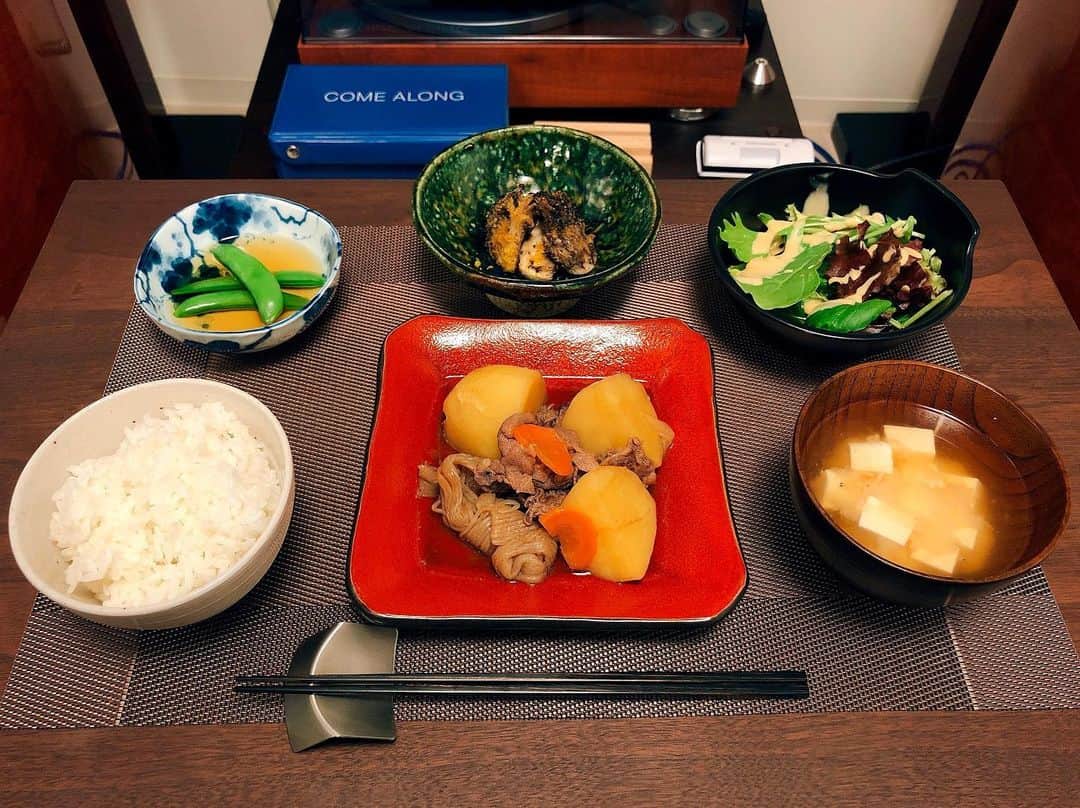 休日課長さんのインスタグラム写真 - (休日課長Instagram)「肉じゃがを中心とした晩ごはん。 マイタケのソテーにカラスミかけてみました。最高でした。ごちそうさま。」6月16日 23時52分 - kyujitsu_kacho