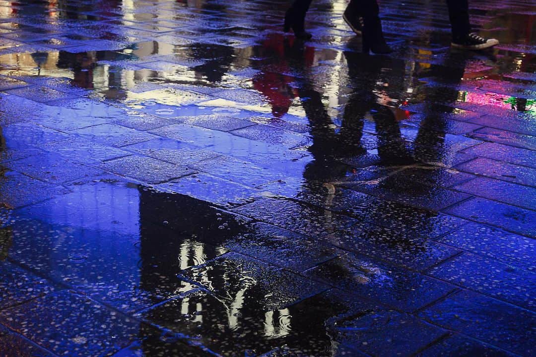 NikonUSAさんのインスタグラム写真 - (NikonUSAInstagram)「When @deshaunicus was first getting into photography, he loved going out in the rain and taking pictures of the city reflected in the pavement – like this image. "I've always been fascinated by how much the city changes at different times of day, so I'd often go out in search of long shadows and wet pavement. A fascination with music is what led me to start taking photos at local music venues, and that has grown into a long-term relationship with concert photography." ⠀ ⠀ As an accomplished street and concert photographer, he took over our Instagram Live with #NikonAmbassador @ToddOwyoung to share his tips and experience as a photographer in NYC. Rewatch on IGTV!」6月16日 23時48分 - nikonusa