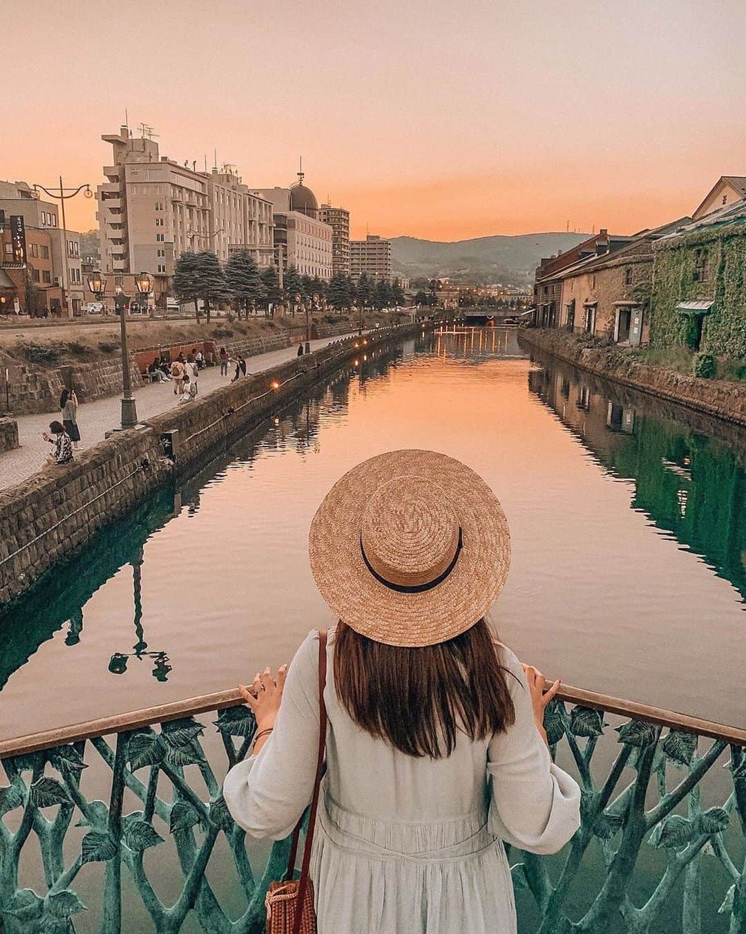 タビジョのインスタグラム：「いつか旅行ができるようになったら、 みなさんはどこに旅🧳に行くか決まりましたか😊？ 旅欲どんどん増しているけど、まだ行先は悩んでいる…🤔✈️ という方向けに @tabi_jyoではいつか行きたい国内・海外スポットをご紹介💁🏻‍♀️💕 ✈️まずは国内旅行からスタート✈️ 目標を決めて、前向きに前進していこう🥰 ＊＊＊＊＊＊ 📸@__maa.stagram__ さん 🚩北海道「小樽運河」 ＊＊＊＊＊＊ 🔻こんなお写真募集中🔻 ・私の地元にこんな素敵なスポットがあるよ📷 落ち着いたら是非遊びに来て欲しい🥺💕 ・以前訪れた私のおすすめスポット、タビジョのみんなにシェアしたい😊 など… #タビジョ #tabijyomap_japan をタグ付けして投稿してね😉」