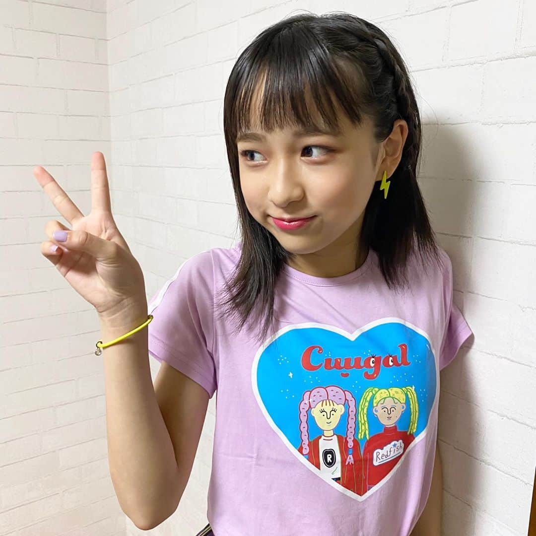 佐藤ひなたさんのインスタグラム写真 - (佐藤ひなたInstagram)「・ ・ @i_am_redfish さん✖︎ @cuugal_  コラボ Tシャツが発売されたよー❤︎ ・ キューガルのインスタプロフィールから 購入HPにとべるよ！ ・ #キューガルTシャツコーデ #ひな の #ピンク は結構 #レア でしょ!! #軽め な #変顔 も☺︎ #ショートパンツ にも #スカート にも #デニム にも合わせやすい‼︎ #キューガルモデル みんなと #お揃い ♡ #佐藤ひなた #ひなモデカツ」6月16日 18時24分 - hinata_sato_official