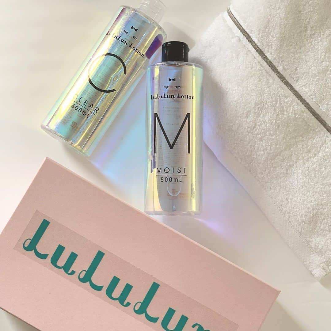 Locariのインスタグラム：「毎日使えるフェイスマスク「ルルルン」から、﻿ 大容量の化粧水が7月1日に新発売✨﻿ ﻿・ ✔ 肌バランスを整えて、さらっとした使い心地の『ルルルンローション クリア』﻿ ✔ とにかくうるおい重視のしっとりタイプ『ルルルンローション モイスト』﻿ ﻿・ の2種類から選べます。﻿ なりたい肌、好みテクスチャーなどでセレクトできるのが嬉しいポイント。 ﻿・ 「フェイスマスクのように、いいものを、たっぷりじっくり、そしてやっぱり気軽に」がコンセプトで、 ぜひ一度試してみたくなる化粧水です！﻿ ﻿・ ルルルンのフェイスマスクと合わせて使えば、﻿ うるおいたっぷり。満たされます😊﻿ ﻿・ それぞれ1,200円＋消費税（編集部調べ）というお値段も魅力的♡﻿ コスパ抜群です。 ﻿・ ・  #ルルルン #ルルルンパック #ルルルンローション #化粧水 #化粧水難民 #スキンケア #スキンケアマニア #スキンケア紹介 #skincare #locari #ツヤ肌 #コスパ最高」