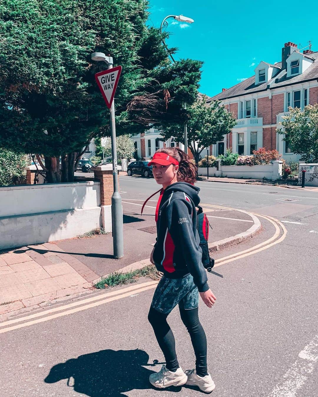 リン・ハッチソンのインスタグラム：「Heading out for outdoor trainingzzzz 🌳🤸‍♀️」