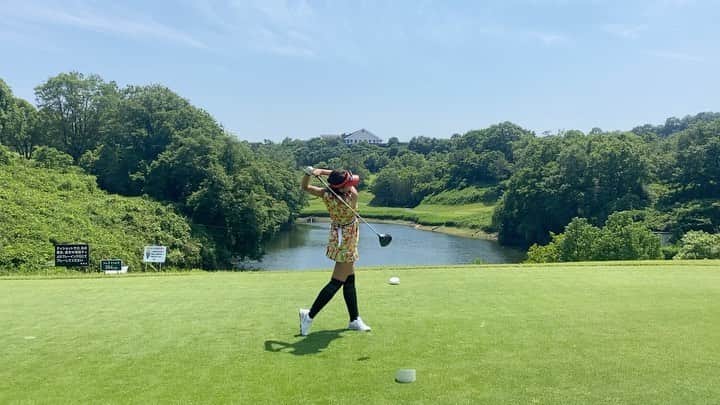 原田怜奈のインスタグラム：「やっと今日の後半 しっくりきたドライバー😌 スイング自体は まだまだだけど🥺 たまたま動画とったら このホールは、 バーディでした♥️ 次の投稿は このホールのセカンドショット🧸 . . . . #スイング　#ゴルフ　#女子ゴルフ」