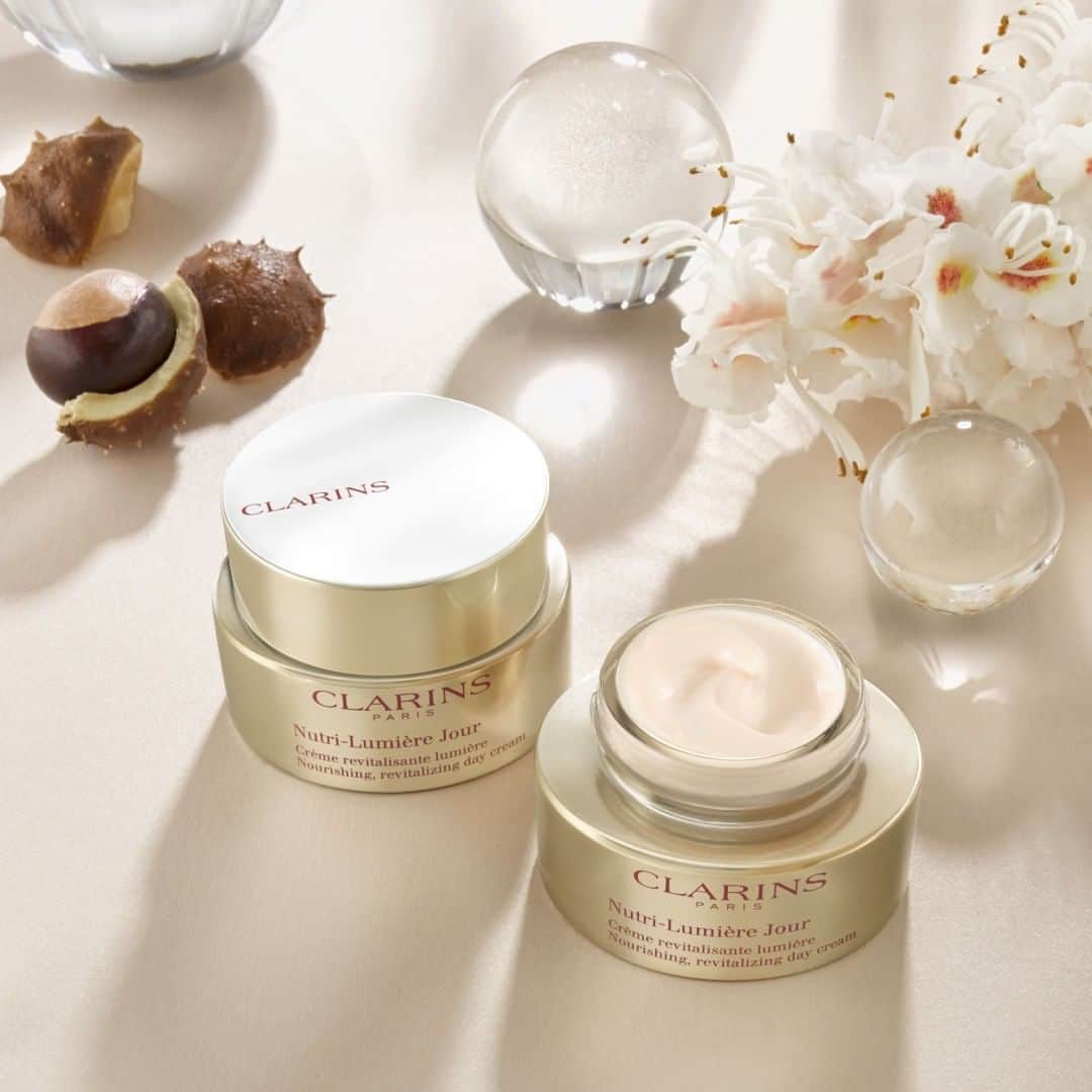 ClarinsUKさんのインスタグラム写真 - (ClarinsUKInstagram)「Clarins Research combines the power of organic Horse Chestnut Flower extract and Horse Chestnut ecsin to help improve the skin’s micronutrient network. Thanks to this vitality duo, skin is left nourished and re-energised with its radiance restored ❤️ 📷: @telegraph #Clarins #NutriLumiere #ClarinsSkinCare」6月16日 18時30分 - clarinsuk
