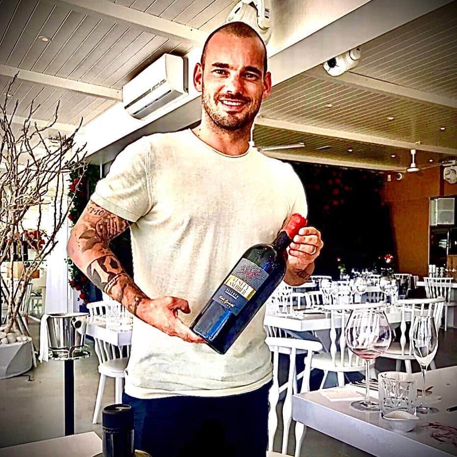 ヴェスレイ・スナイデルのインスタグラム：「🎉 and the winner is.. As you know, I have partnered with @fabio_cordella and produced the #WesleySneijder wine range.. and last week we have created a giveaway for you.  The prize is a box of my wine with one of the bottles signed by me.⁣ ⁣ thank you all for entering the giveaway and for all your kind messages.  this time, the winner is: @lucasebetha !!! Congratulations 🎉 please DM @fabio_cordella your address. ⁣ Thank you all for the constant support. . . . #WesleySneijder #contest #giveaway #wine #FabioCordella」
