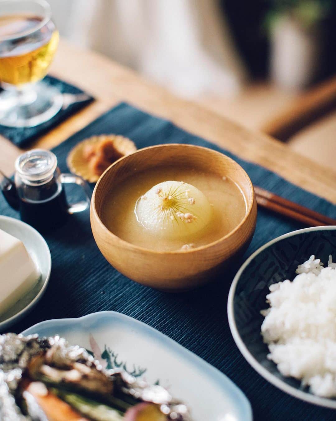 ひかり味噌株式会社さんのインスタグラム写真 - (ひかり味噌株式会社Instagram)「甘味がたっぷり♪まるごと新玉ねぎのおぼろ味噌汁﻿ ﻿ ーーーーーーーー﻿ みなさんは、﻿ いつもどんなお味噌汁を﻿ つくることが多いですか？﻿ ﻿ 定番の具から、﻿ いつもとは少し違う﻿ 変化球の具まで。﻿ さまざまなお味噌汁がありますよね。﻿ ﻿ 今回は、いつもインスタレシピを﻿ 撮影してくださっている﻿ フォトグラファーの田中舞さんに、﻿ 過去の投稿レシピからお気に入りの﻿ お味噌汁を教えてもらいました！﻿ ﻿ ーーーーーーーー﻿ 📝まるごと新玉ねぎのおぼろ味噌汁﻿ ーーーーーーーー﻿ ◯材料﻿ 小ぶりの新玉ねぎ…4個﻿ 豚ひき肉…100g﻿ だし汁…600ml﻿ #円熟こうじみそ …大さじ3﻿ ﻿ 💡こちらの食材もおすすめ！﻿ 蕪、トマト、新じゃがいも﻿ ﻿ ーーーーーーーー﻿ ◯作り方﻿ ①新玉ねぎは皮をむき、おしりの部分から半分の厚さまで十字に切り込みを入れる。﻿ ﻿ ②新玉ねぎをラップで包み、電子レンジ600Wで4分加熱する。﻿ ﻿ ③小鍋にだし汁と新たまねぎを入れて中火で温め、沸騰したら豚ひき肉を加えて、ほぐしながら加熱する。﻿ ﻿ ④あくが浮いていたら取り除く。一度火を止めて、味噌を溶き加える。再度加熱して沸騰直前で火を止めて、器に盛り付ける。﻿ ﻿ ーーーーーーーー﻿ 田中さん﻿ ﻿ 「もともとのレシピは、﻿ 蕪をまるごと使い、 ﻿ 鶏ひき肉と合わせた﻿ #まるごと蕪のおぼろ味噌汁﻿ なんです。﻿ ﻿ こうした組み合わせ方を知って、﻿ 『お味噌汁って自由だなぁ！』﻿ と、驚きました。﻿ ﻿ 今回は蕪を旬の新玉ねぎに、﻿ お肉を豚ひき肉に変えて﻿ つくってみました。﻿ ﻿ 切った玉ねぎよりも、﻿ より玉ねぎの味わいを﻿ 感じられました。﻿ ﻿ 食べ応えもあって、﻿ お味噌汁が一つのおかずに﻿ なることも日々の食卓で﻿ 助かります」﻿ ﻿ ーーーーーーーー﻿ ﻿ Recipe：Moniwa Midori @moniwa_midori﻿ Photo：Mai Tanaka @maitanakaphotograph﻿ Direction&Writing：Haruka Nanzawa﻿ ﻿ #ひかり味噌 #円熟こうじみそ #ていねいな暮らし #ファインダー越しの私の世界 #料理写真 #写真部 #料理好きな人と繋がりたい#instafood #foodstagram #foodpic #delish #クッキングラム #レシピ #簡単レシピ #おうちごはん #ひかり味噌 #hikarimiso #おうち時間 #stayhome #お味噌汁 #misosoup #まるごと蕪のおぼろ味噌汁 #まるごと新玉ねぎのおぼろ味噌汁」6月16日 18時46分 - hikarimiso